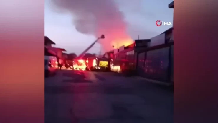 Bursa’da 2 katlı mobilya imalathanesinde yangın çıktı