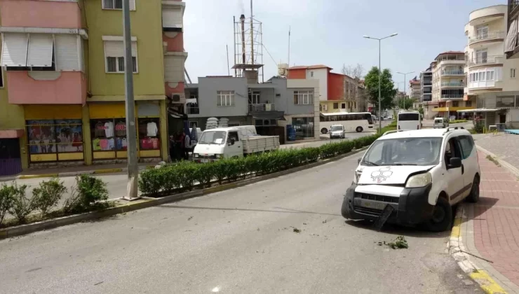 Manavgat’ta Aydınlatma Direğine Çarpan Araç Sürücüsüne Cezai İşlem Uygulandı