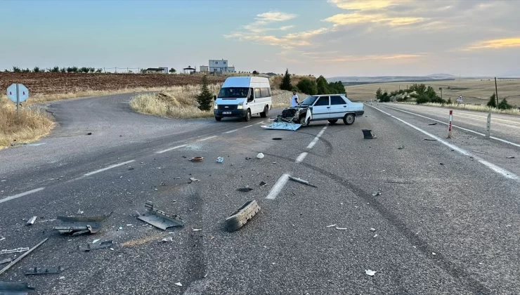 Adıyaman’da Otomobil Çarpışması: 3 Kişi Yaralandı