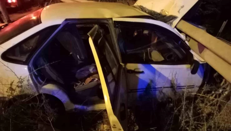 Burdur’da Kavşakta Kaza: Otomobil Bariyerlere Çarptı, 2 Kişi Yaralandı