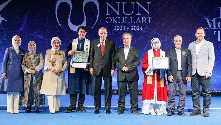 Erdoğan, torununa diplomasını verdi