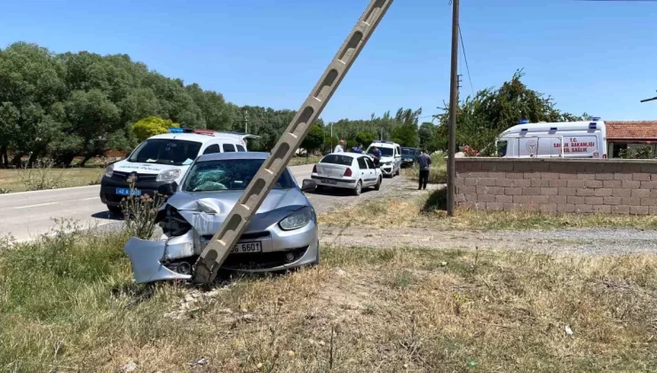 Konya’da otomobil elektrik direğine çarptı: 3 yaralı