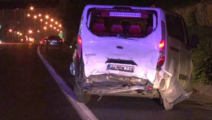 Ümraniye’de Otomobil Minibüse Arkadan Çarptı: 3 Yaralı