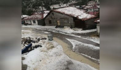 Amasya'da dolu: Ev ve mahsuller zarar gördü
