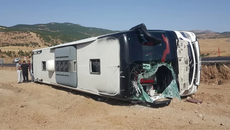 Bingöl’de yolcu otobüsü devrildi, 14 kişi yaralandı