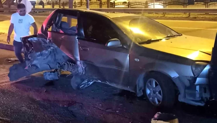 Samsun’da park halindeki araçlara çarpan otomobilde 2 kişi yaralandı