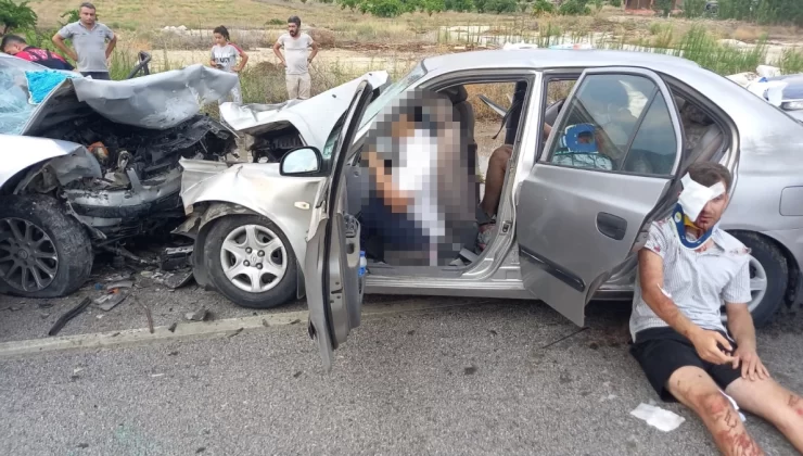 Yeşilova’da kafa kafaya çarpışan otomobillerde 2 ölü, 8 yaralı