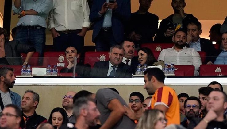 Bakan Bak, Galatasaray – PAOK maçını tribünden takip etti